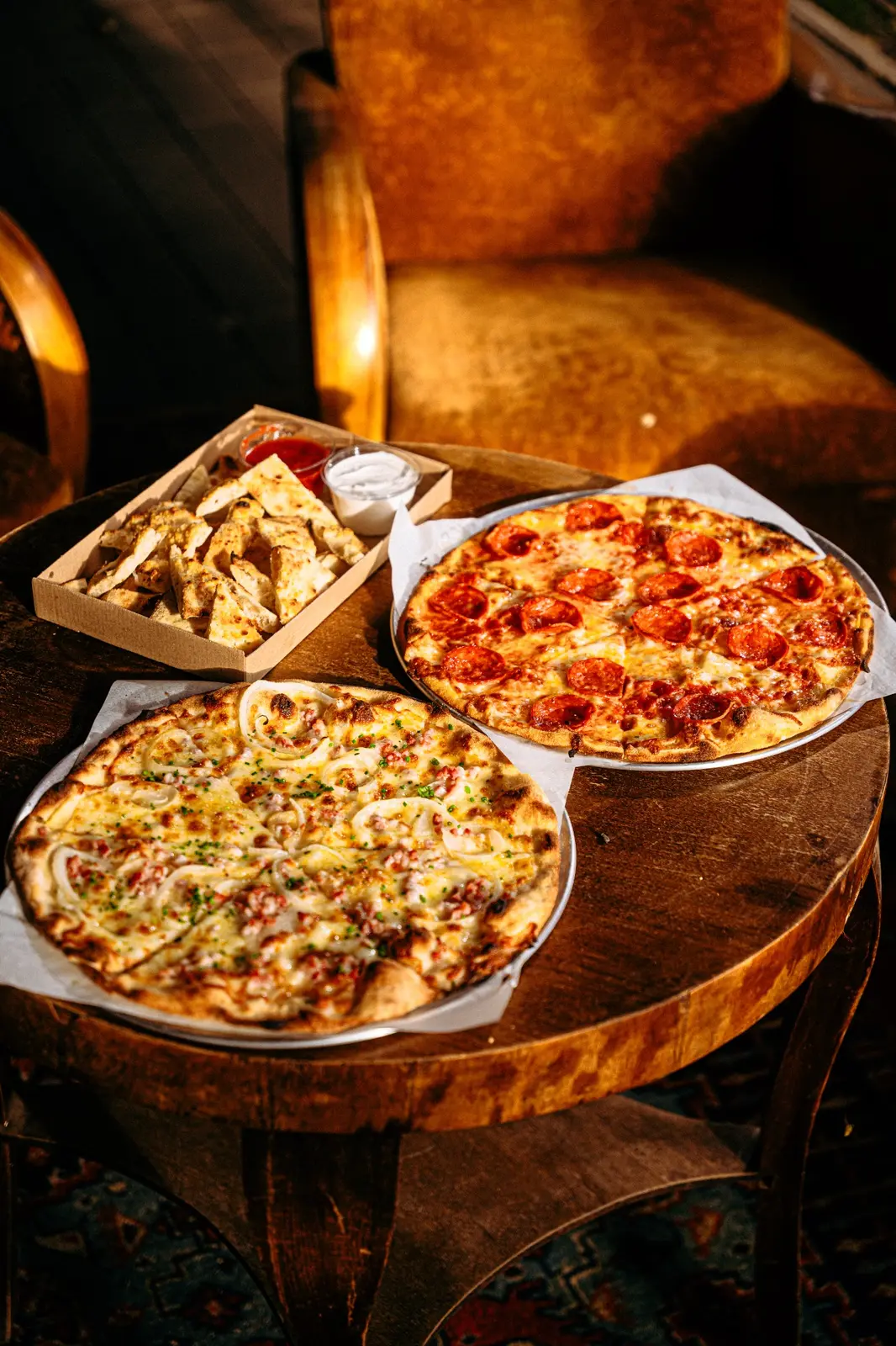 Pizza és focaccia az asztalon